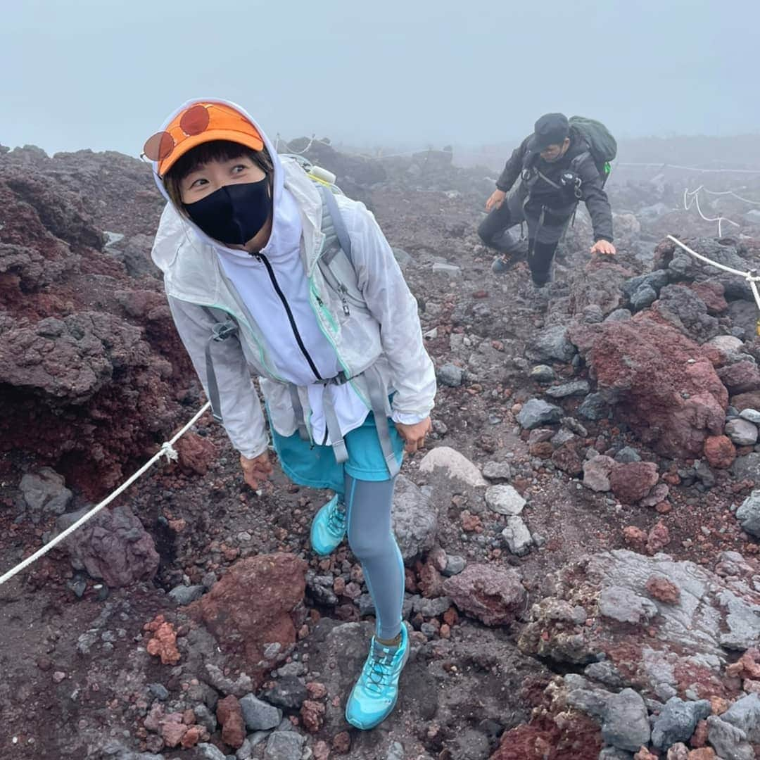 富永美樹さんのインスタグラム写真 - (富永美樹Instagram)「改めて#富士登山 #山頂 の#鳥居 にて  2枚目からは#5合目 からの#登山 の様子 #よっこらしょ感 😅すごい💦 途中までは晴れていてありがたかったです #感謝   #登山  #登山コーデ #登山ファッション  とにかく日陰がないから #uvカットパーカー  #下山 は#プラザ で見つけた#ポンチョ  #水色 #一目惚れ  でも#見た目 #てるてる坊主 😅」8月23日 21時22分 - miki.tominaga.official