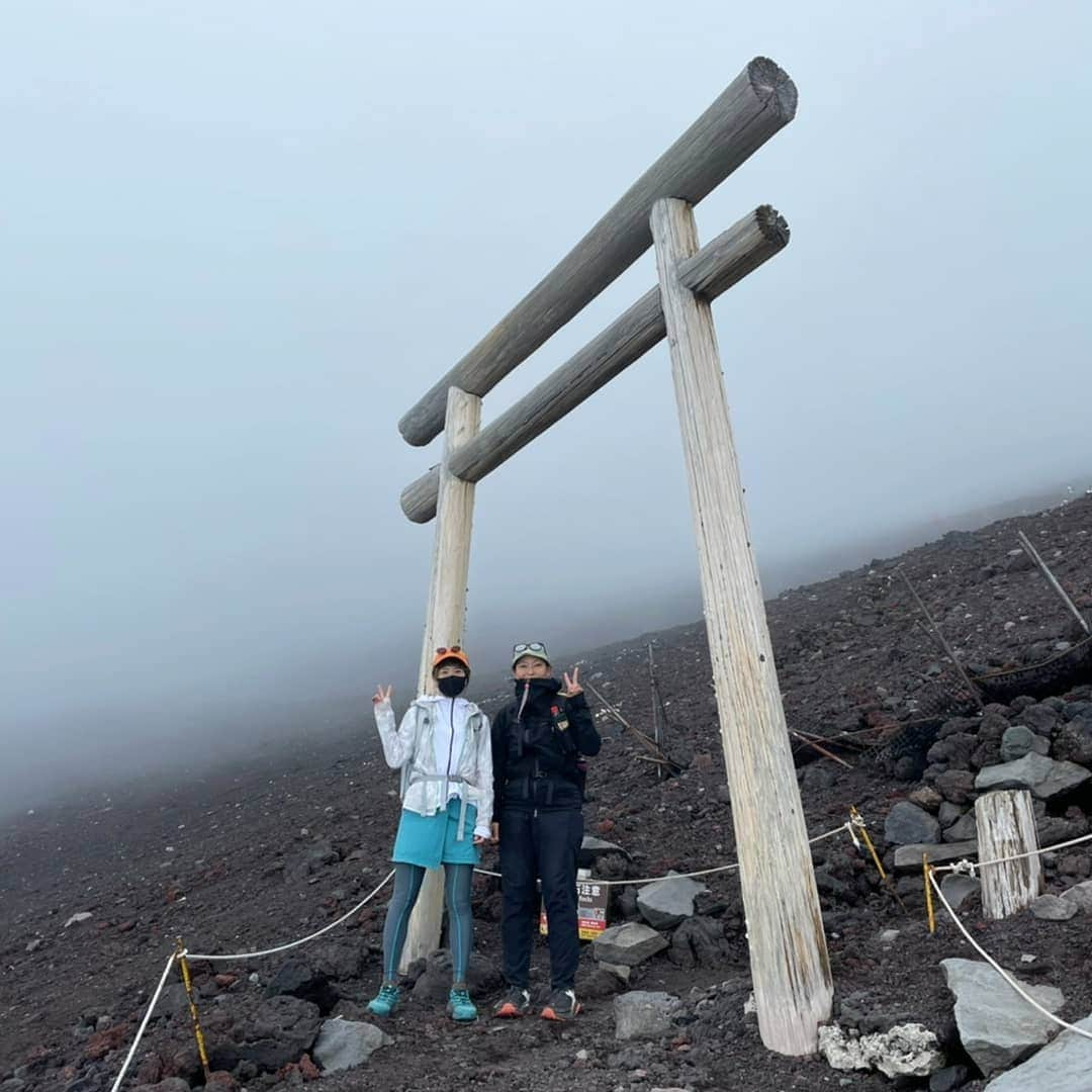 富永美樹さんのインスタグラム写真 - (富永美樹Instagram)「改めて#富士登山 #山頂 の#鳥居 にて  2枚目からは#5合目 からの#登山 の様子 #よっこらしょ感 😅すごい💦 途中までは晴れていてありがたかったです #感謝   #登山  #登山コーデ #登山ファッション  とにかく日陰がないから #uvカットパーカー  #下山 は#プラザ で見つけた#ポンチョ  #水色 #一目惚れ  でも#見た目 #てるてる坊主 😅」8月23日 21時22分 - miki.tominaga.official