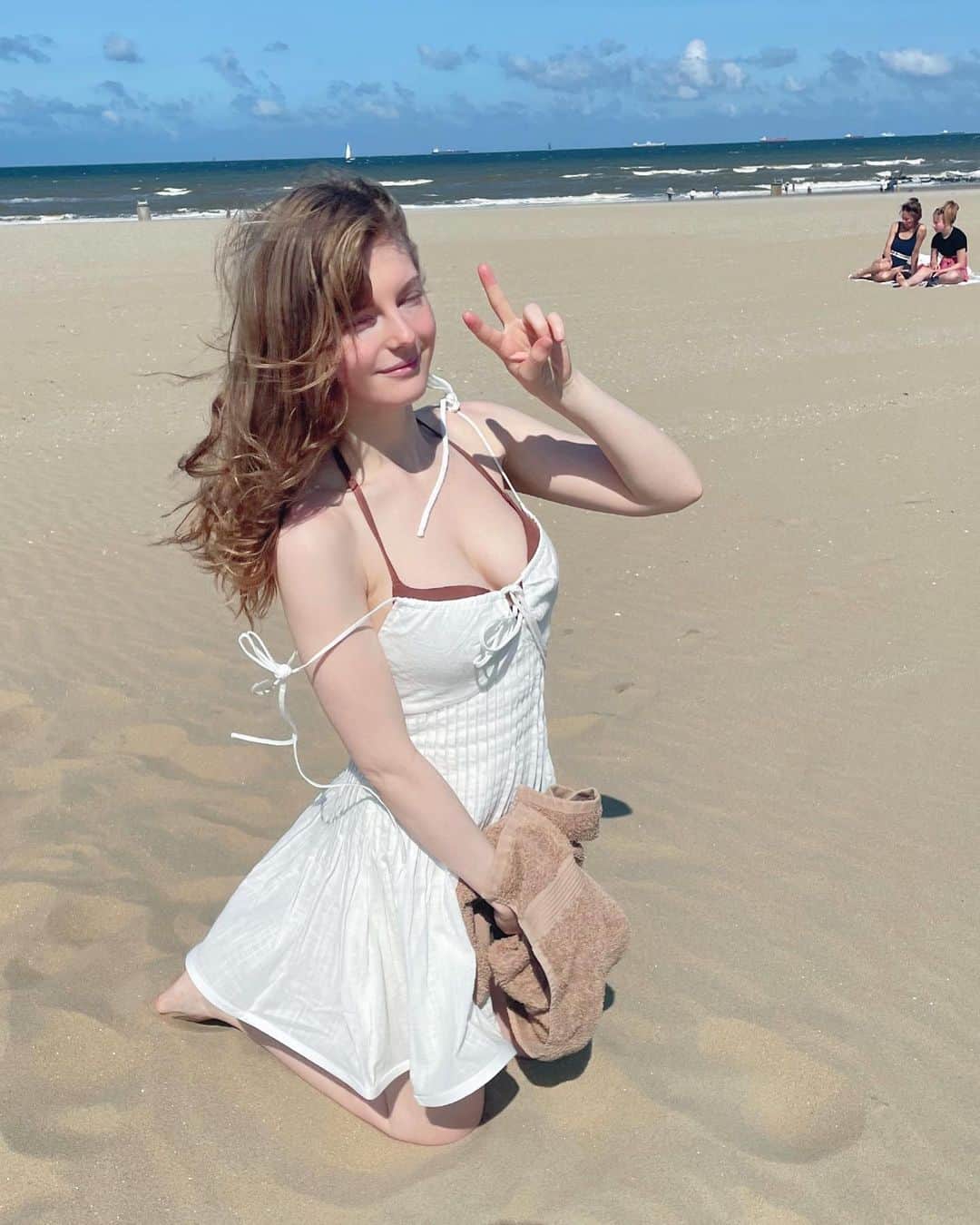 Ella Freyaさんのインスタグラム写真 - (Ella FreyaInstagram)「The beach makes me so happy ✨😭   Walking in the sand is a great way for me to build my stamina 💪」8月23日 21時23分 - ella.freya