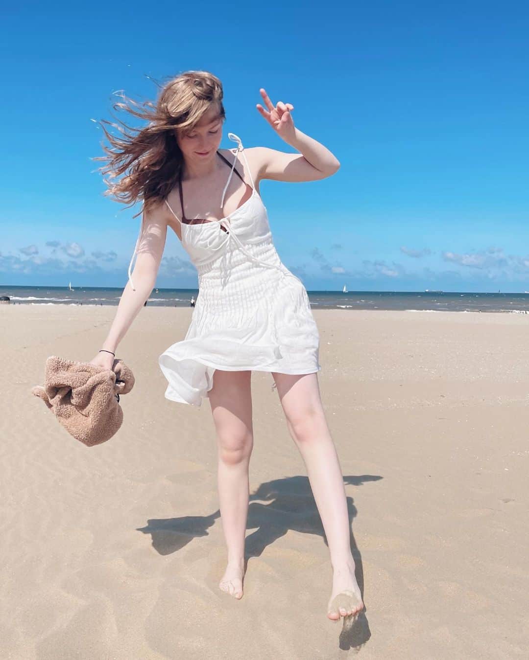 Ella Freyaさんのインスタグラム写真 - (Ella FreyaInstagram)「The beach makes me so happy ✨😭   Walking in the sand is a great way for me to build my stamina 💪」8月23日 21時23分 - ella.freya