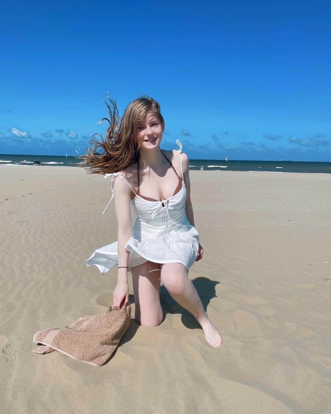 Ella Freyaのインスタグラム：「The beach makes me so happy ✨😭   Walking in the sand is a great way for me to build my stamina 💪」