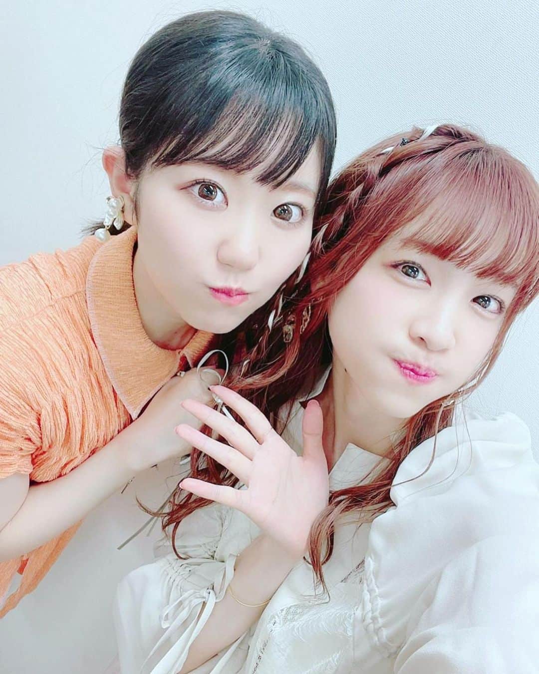 諏訪彩花のインスタグラム：「同期の東山奈央ちゃんと❣️ 劇場版『きんいろモザイクThank you!!』の舞台挨拶にて！ なんと、奈央ちゃんの番組で、すわちゃんのインスタに載りたい〜と言ってくれたらしく😭🙌 ありがたき幸せーーーーーーー✨✨✨✨✨✨えええ？！むしろ、ありがとうううう🌸 ってわけで、カレンちゃん&穂乃花コンビで🌼 #東山奈央　#きんモザ　#きんいろモザイク #Rhodanthe*」