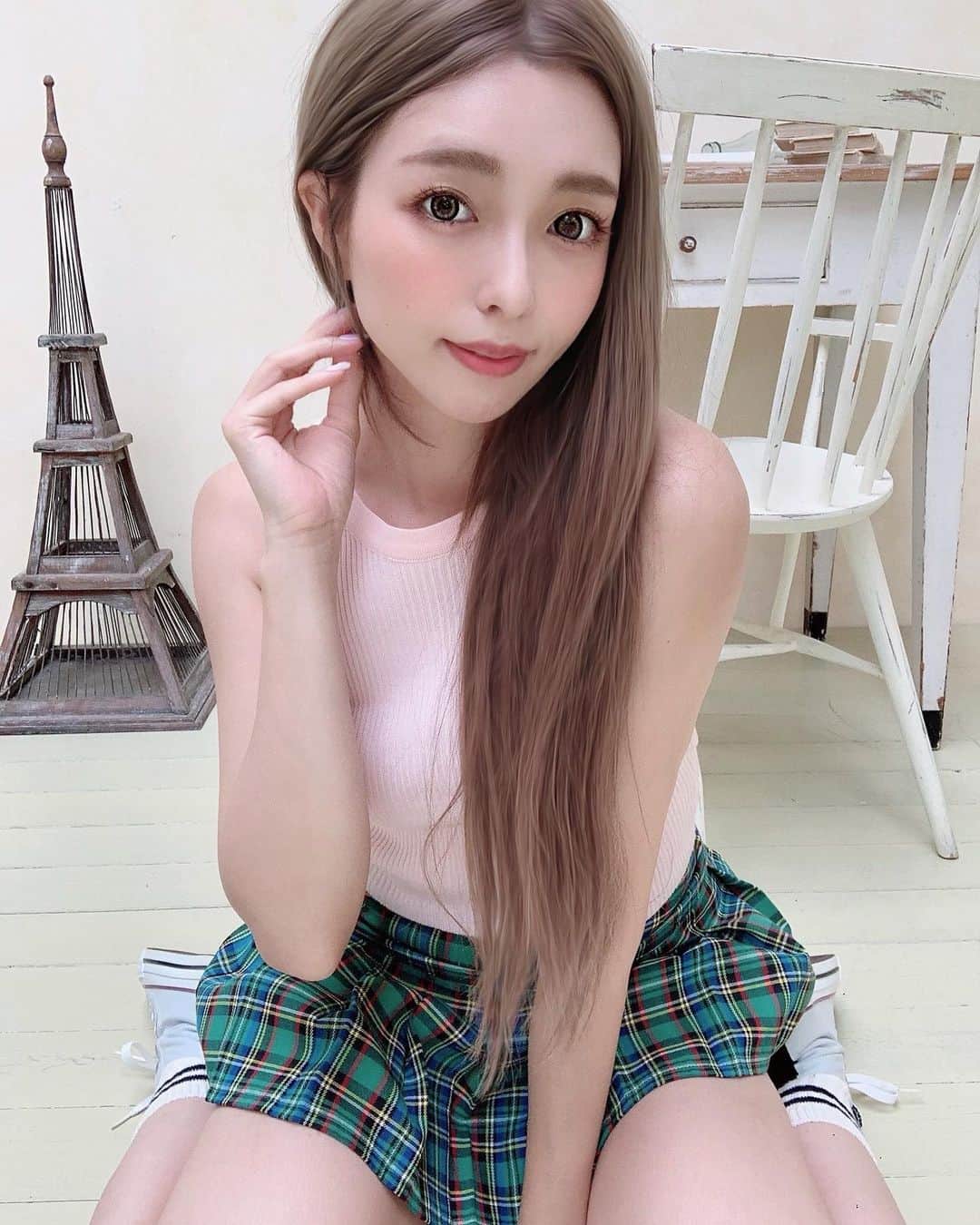 Hitomiのインスタグラム：「❤︎  はろ〜ん🌈 みなさんはどんな月曜日でしたか？🥺 月曜日って憂鬱なイメージな人も多いけど ハッピーな気持ちでいれば何曜日でも楽しいね☺️💗 今はタイタニックを見ているよ🚢 ずーっと見たかったから嬉しい❤️ それでは今から集中します。📺笑 話しかけないでください笑笑  この写真のデジタルフォト写真集発売中💋 InstagramのTOPからGETできます🐣🌸  #cyberjapan #サイバージャパン　#写真集　#ソロ写真集　#デジタル写真集　#撮影　#naturalmakeup #bikini  #水着　#夏　#summer　#makeup」