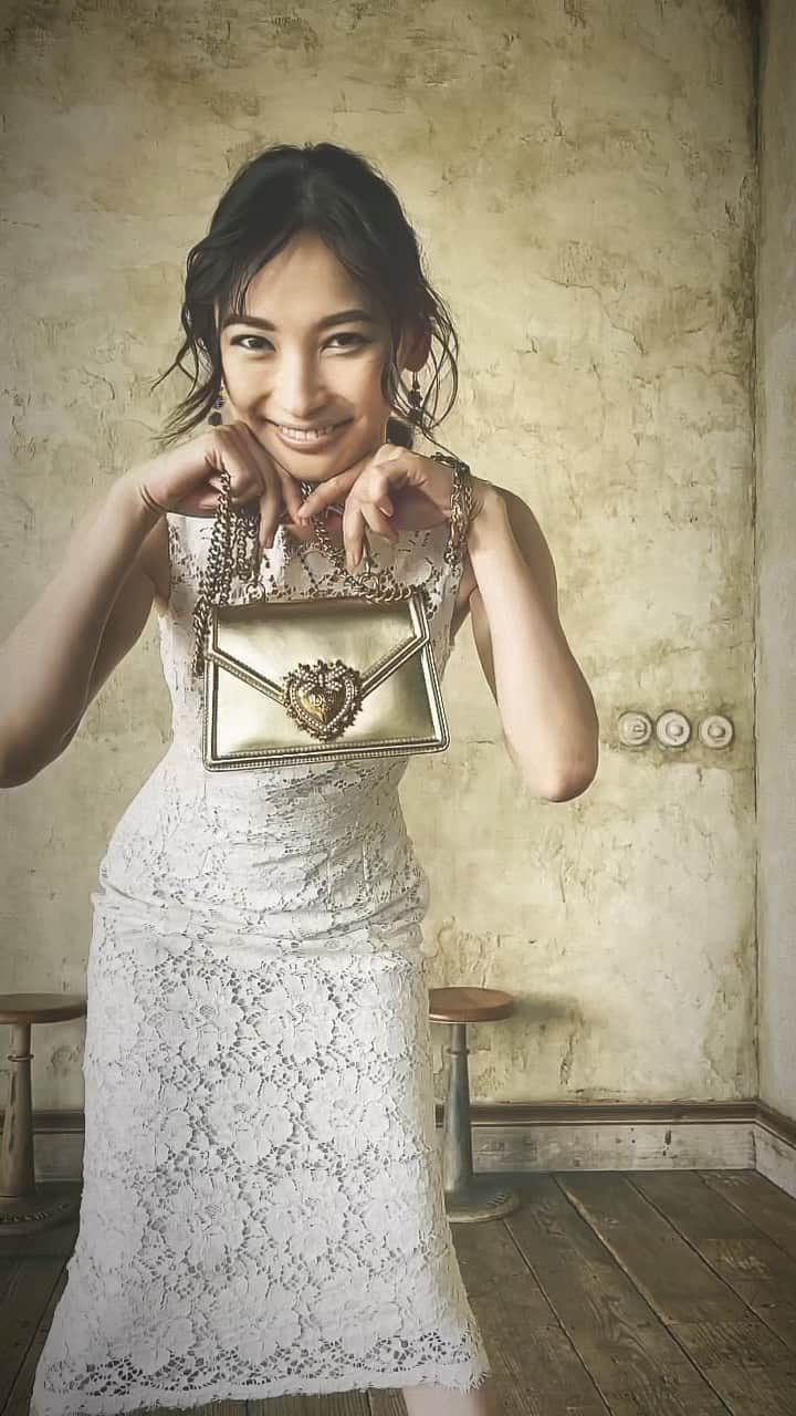 大政絢のインスタグラム：「@precious.jp   今月号見て頂けましたか？😌  @dolcegabbana   🤍🖤🤍  美しいシルエットと華やかな小物たち✨  #precious #dolceandgabbana #大政絢」