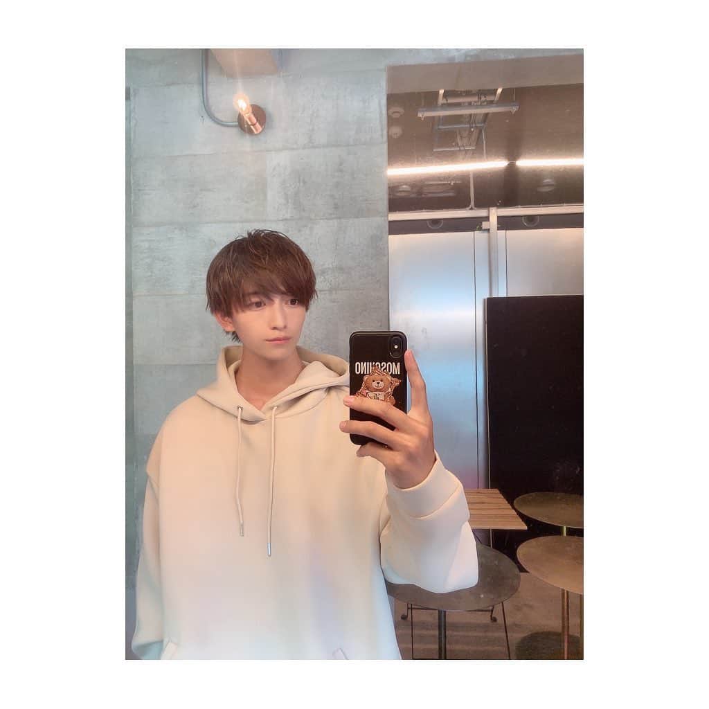 のインスタグラム：「パーカー✌️ 秋冬の撮影で暑いけど、やっぱりパーカー最高😇😇 オーバー目が可愛いです。 寒い季節が大好きです。」