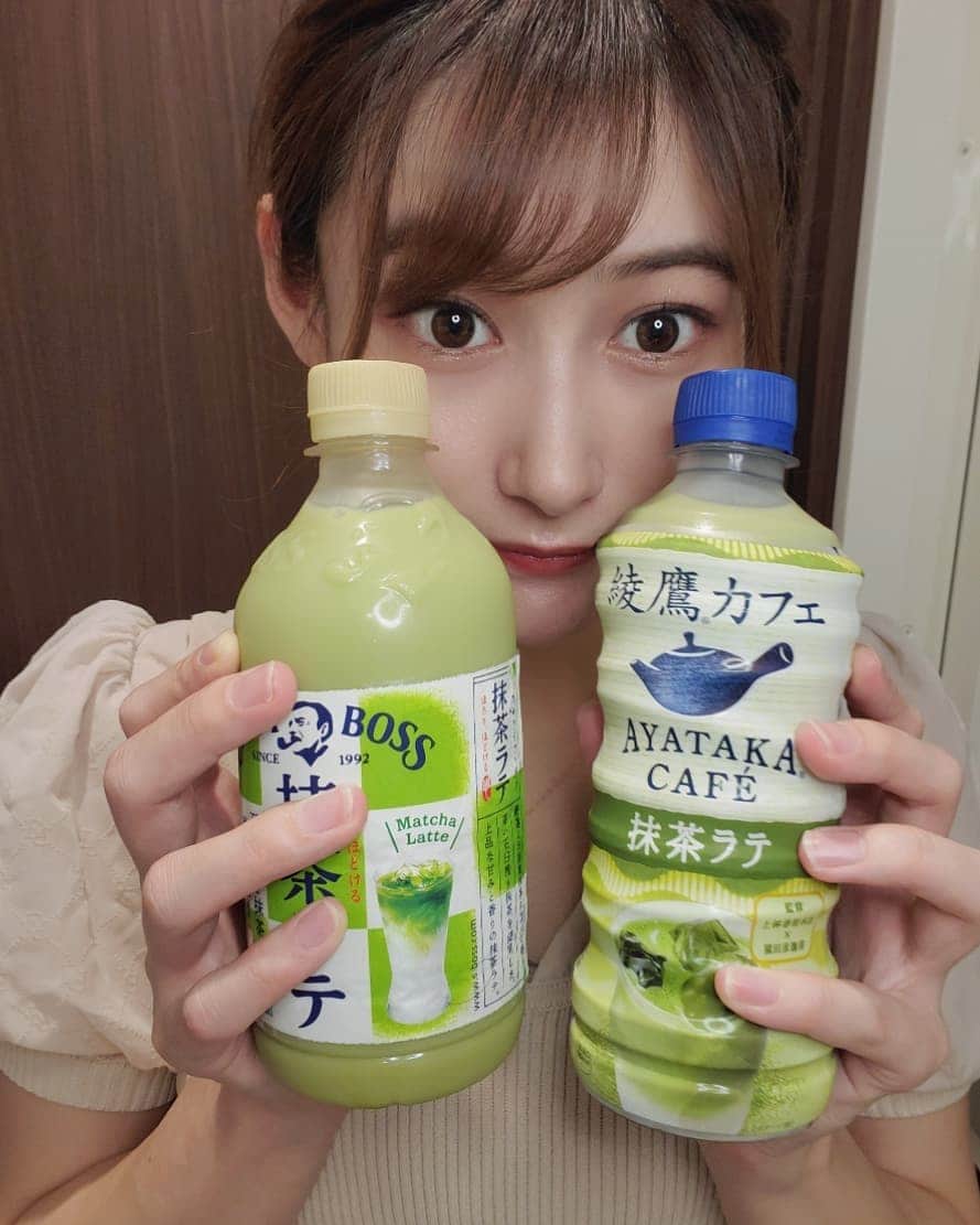 江藤彩也香のインスタグラム：「飲み比べした抹茶ラテ😹🍵  BOSSの方が指で隠れて『茶テ』になってますが😹笑  BOSSの方が甘めでミルクが多めな感じで、綾鷹はお茶の渋みで甘すぎない抹茶ラテって感じでした☺️  皆も飲んでみて🙌✨ #抹茶ラテ #抹茶 #綾鷹抹茶ラテ #boss抹茶ラテ #綾鷹 #BOSS #飲み比べ #自撮り」