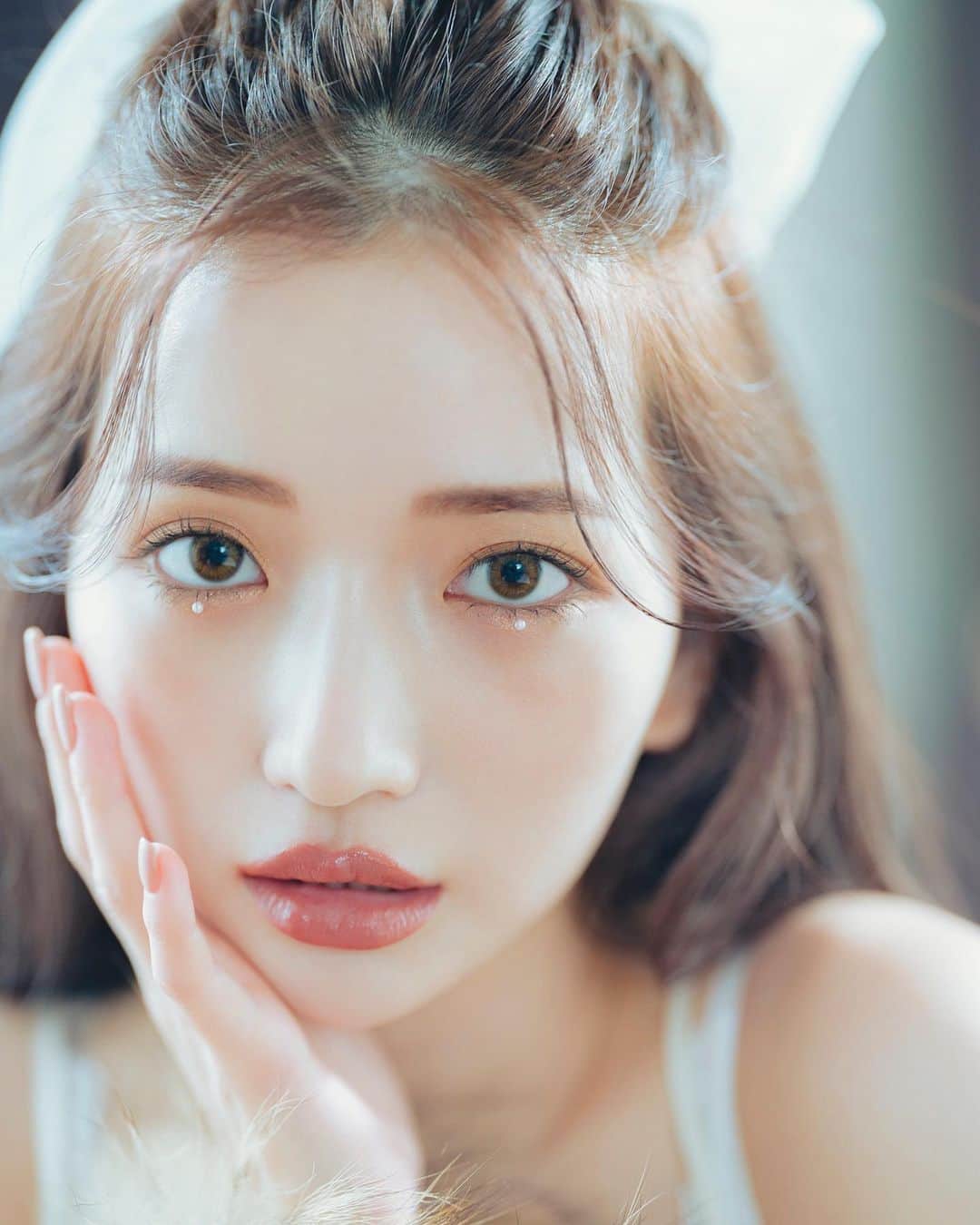 南りほのインスタグラム：「みんなYouTube見てくれたかなぁ？❤️‍🔥 まだの方は見てきてね💋  この写真は、スタイルブックの表紙です🥺  📸 @taikipizza  💄 @ksyknk  👗 @aya_yagishita」