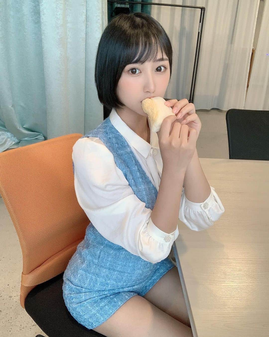 川瀬もえさんのインスタグラム写真 - (川瀬もえInstagram)「出社してから朝ご飯食べてるの内緒ね🤫  #1日1川瀬」8月24日 8時27分 - kawasemoe