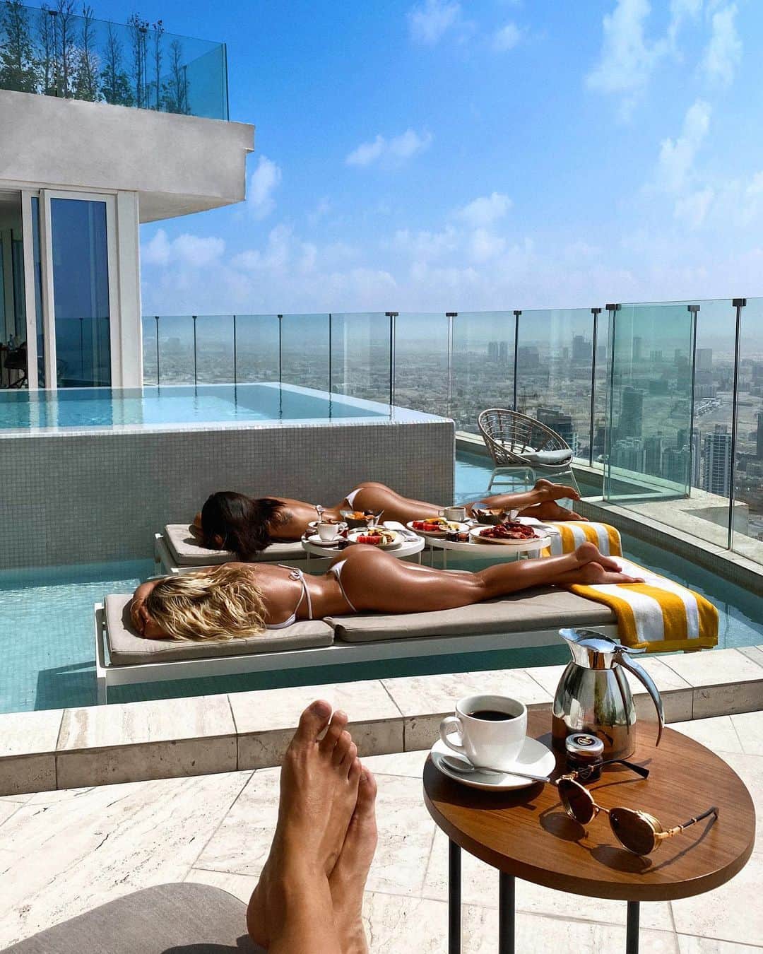 のインスタグラム：「Great breakfast on the 58th floor in @fivejumeirahvillage Muses @natalee.007 x @irina_dreyt  📸 @a_mavrin」