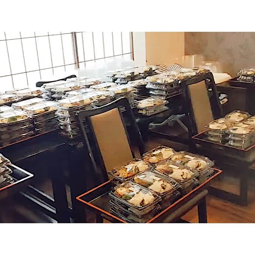 紗栄子さんのインスタグラム写真 - (紗栄子Instagram)「本日も佐賀の @juei_saganori さんと @saga_nonoka さんに取り仕切っていただき、380個のお弁当を被災地の皆様にお届けすることができました。  そして、長年支援活動でお世話になっている福岡の #九州魂 さんとも連携させていただき、今もなお36世帯74名の方々が避難されている武雄市の避難所4カ所にも、お弁当80個と備蓄していた支援物資をお届けいただきました。  避難所では、ここ数日カップラーメンの提供が続いていたとのことで、心のこもったお弁当に皆様大変喜ばれたとのことです。  この度ご協力いただいた地元ボランティアの皆様や、行政の皆様に、心から感謝申し上げます。 そして、支援をしてくださった皆様にも心からのお礼を申し上げます。  明日以降もお弁当のお届けを続ける予定ですが、本日避難所から、お食事以外にもアルコール消毒やペーパータオルなども不足していることを伺い、必要とされるものを揃えて随時お届けしたいと思っております。   @_thinktheday のプロフィールのリンクからも寄付ページに飛ぶことができますので、引き続きご支援のほどよろしくお願い申し上げます。  #thinktheday #prayforjapan」8月24日 2時14分 - saekoofficial