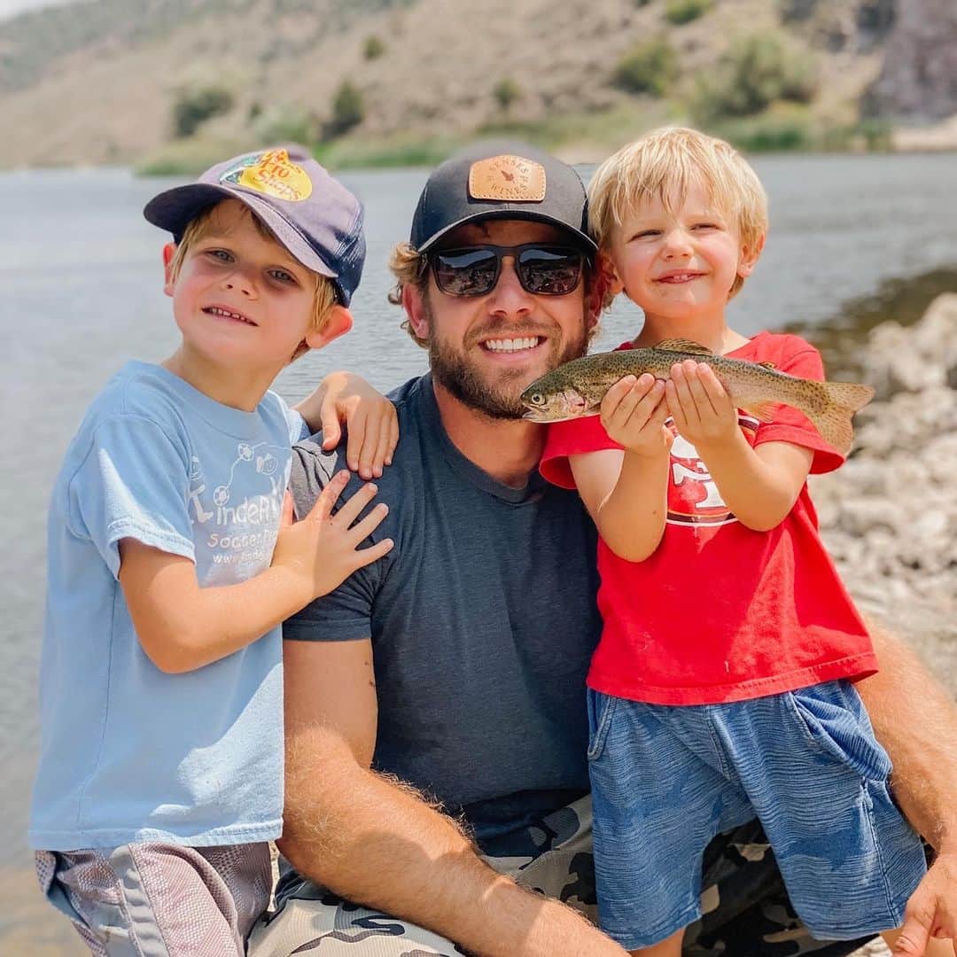 マックス・シエリオットのインスタグラム：「Making memories in the outdoors! Our little family sure loves spending time in the mountains ❤️ #getoutside #getoutdoors #mountains #fishing」