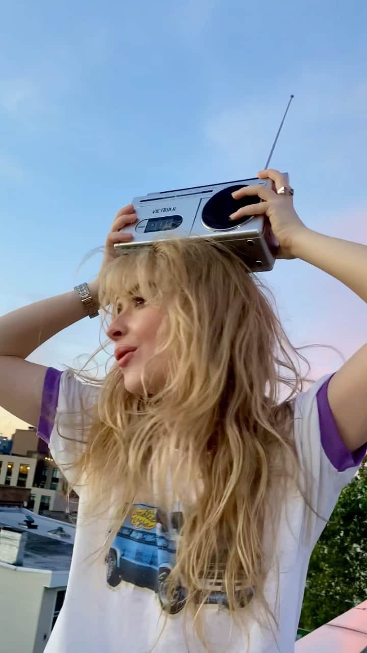 サブリナ・カーペンターのインスタグラム：「skinny dipping」