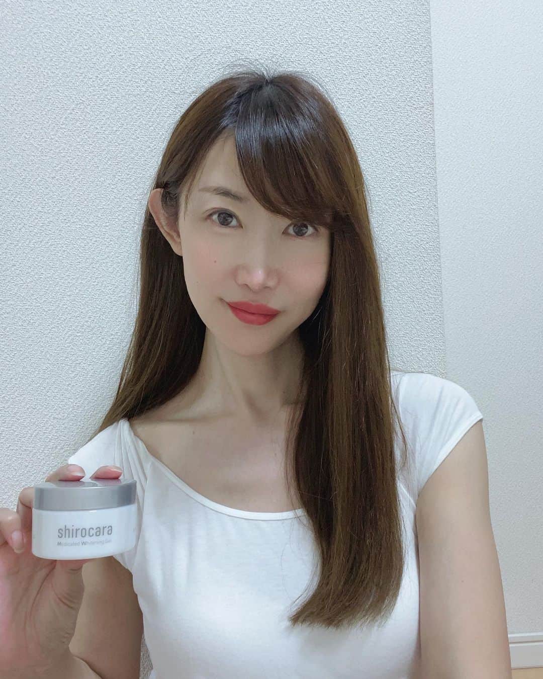 のインスタグラム：「シミ・ソバカスのない、透き通るような白肌が理想！  年齢的に保湿も外せないから 美白と保湿、これ1つでできちゃうホワイトニングジェル“shirocara“は嬉しい😊  朝は日中のメラニンの生成をブロック 夜は寝ている間にメラニンをブロックなんだって‼️  シミ・ソバカス対策 有効成分トラネキサム酸のほか 9種の保湿成分 40種の美容成分を配合。  肌あれやニキビ対策 カミソリ負けが気になる男性にもおススメだよ✨  @shirocara_official #shirocara #ホワイトニングジェル #オールインワンジェル #美白ケア #保湿ケア #美肌ケア #紫外線対策 #美容好き #日焼け #スキンケア」