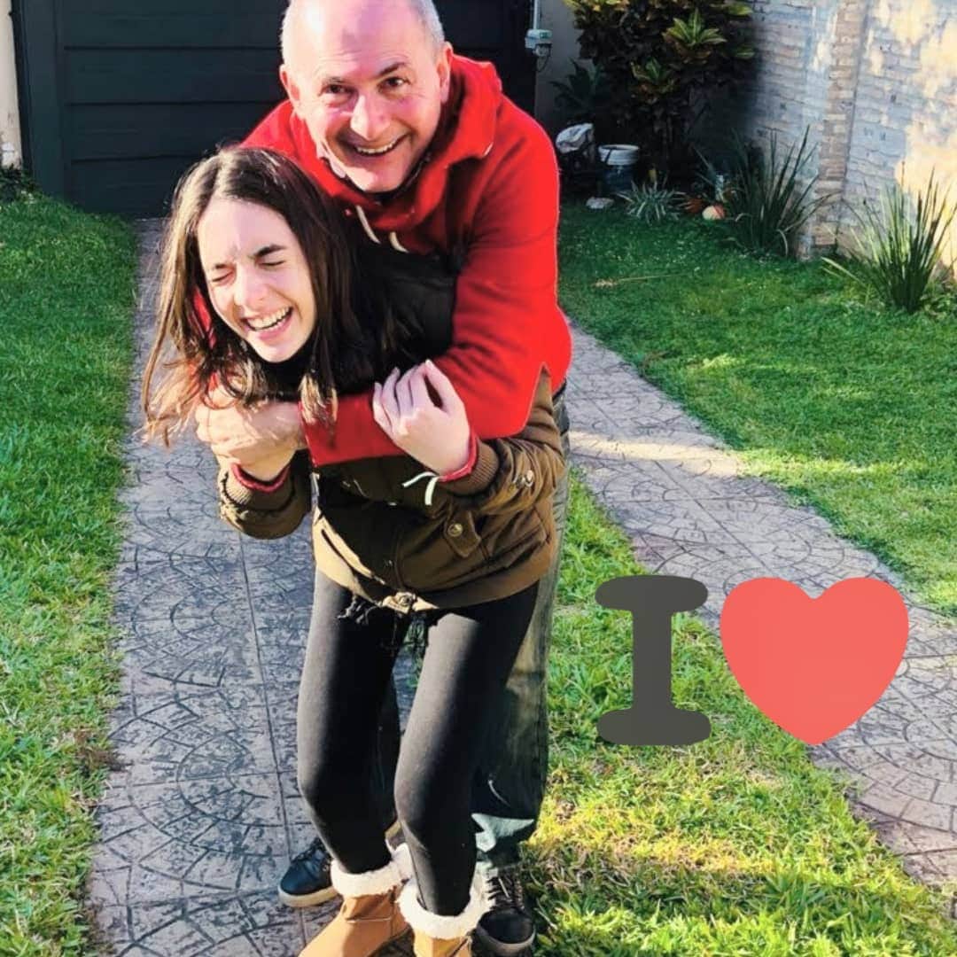 ルイス・メンドーサのインスタグラム：「Querida hijita, 1er cumpleaños que pasamos distantes, 21 añitos ya 😲 Sos muy especial, te extraño mucho, pero me consuelo al pensar que el sacrificio y la separación que estamos viviendo, es para tu vida como mujer y profesional. Te quiero muchisssisimo y te deseo salud, alegría y paz. 🥰🥰🥰」