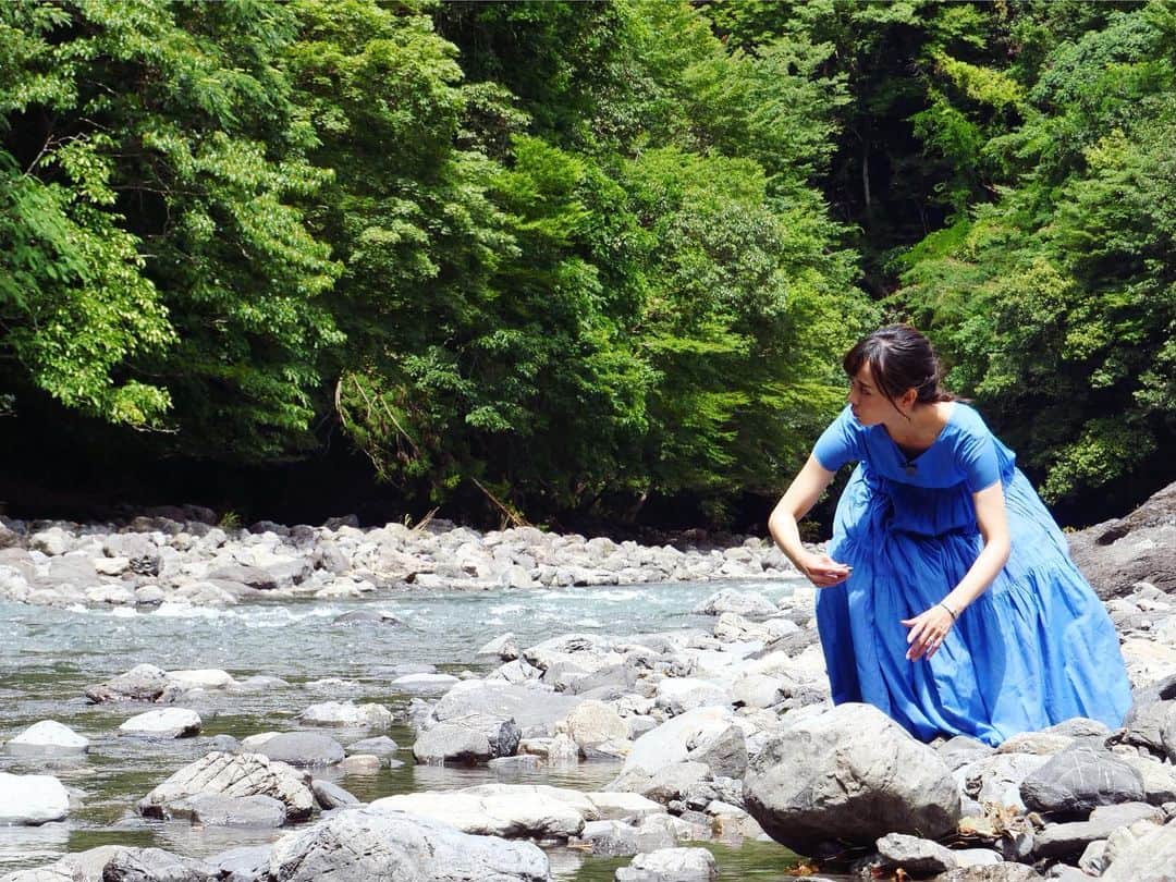 繁田美貴さんのインスタグラム写真 - (繁田美貴Instagram)「*＊ この後、手から離れた小石は石にぶつかり 一度も水面を跳ねることなく 沈んでいきました。 その様子を見ていた克典さんの 「ウソでしょ？」という顔が忘れられません(笑) #ロケの合間 の #夏の思い出 #水切り #へたっぴ #ノーコン #BSテレ東  #ワタシが日本に住む理由 #毎週水曜 放送 #明日は2時間スペシャル につき18:54〜！！」8月24日 17時27分 - handa_miki