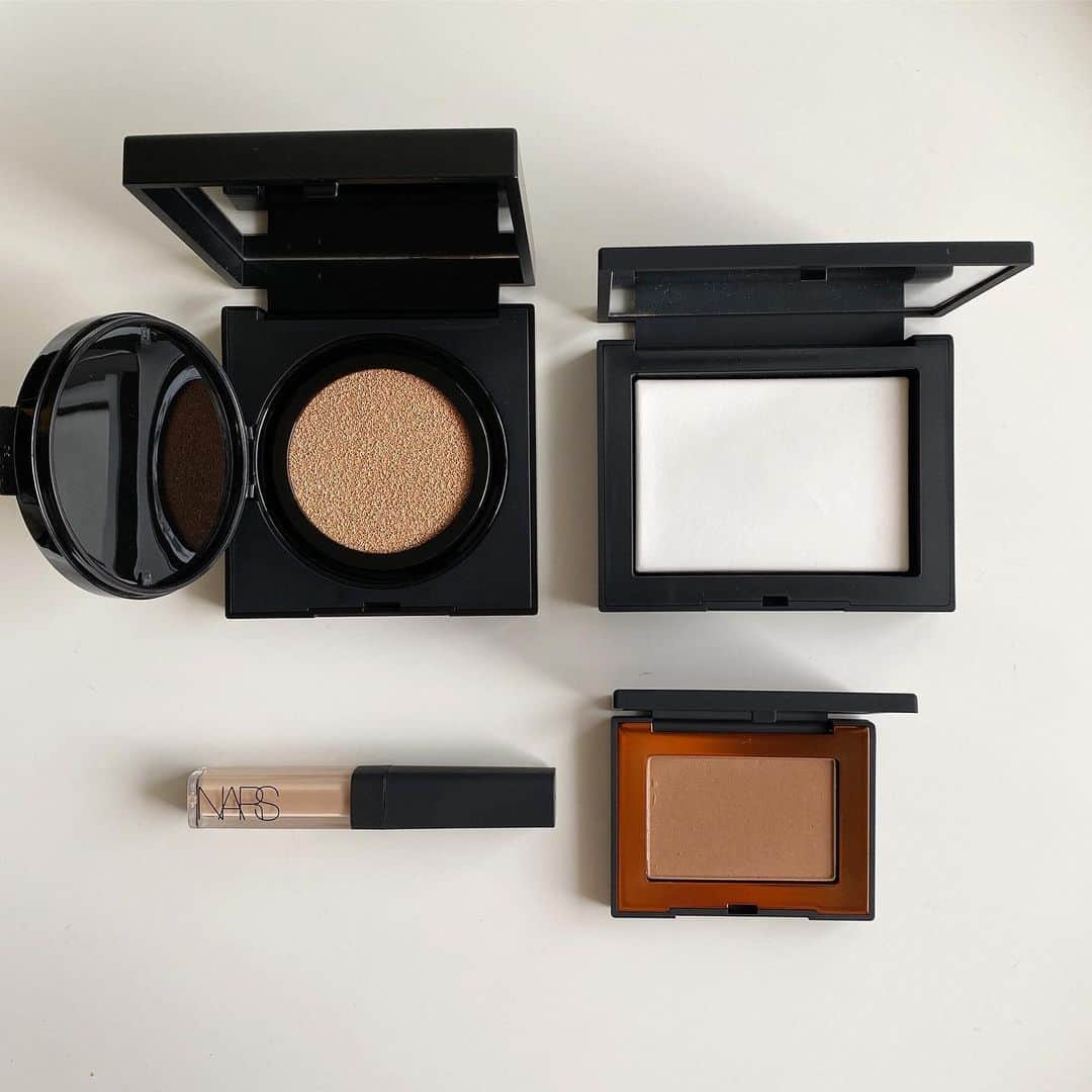 石川理咲子のインスタグラム：「#nars #ナーズ リップやアイシャドウは良く使っているけど 意外と試したことがなかったNARSのベースアイテム✨ NARS ラディアンスTOGOセットは 現品サイズのクッションファンデ、プレストパウダー、 ミニサイズのコンシーラーとシェーディングが セットになっていました♡ ・ ・ すべて良いのですが、中でもお気に入りだったのは クッションファンデーション🥺 ナチュラルな仕上がりだけどカバー力はしっかりとあり 隠したいところをきちんと隠せる🙆‍♀️ そして自然なツヤ肌も叶う！ 人気の理由が分かりました…♡」