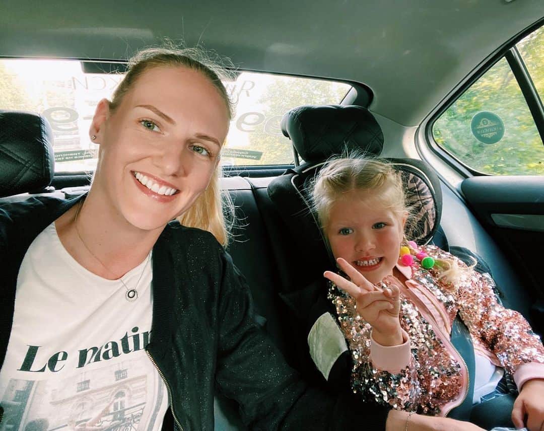 スベトラーナ・ロマシナのインスタグラム：「🚗 Как думаете, куда мы направляемся?   А мы с Сашей отправились к стоматологу. Очень надеемся, что все пройдет хорошо и комфортно – без страха и слез.   А как ваши детки морально настраиваются на поездку к стоматологу? 🦷   @yandex.go #ЯндексТакси #ТарифДетский」