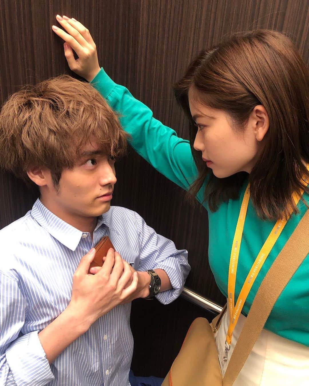 小芝風花さんのインスタグラム写真 - (小芝風花Instagram)「愛「彼女はキレイだった、リアタイするよね？」 ⁡ 樋口「も、もちろん！」 ⁡ の図。 ⁡ 皆さん、一緒にリアタイしましょうねっ！！ じゃないと、壁をドンしに行きます🙋‍♀️ ⁡ #彼女はキレイだった」8月24日 17時32分 - fuka_koshiba_official