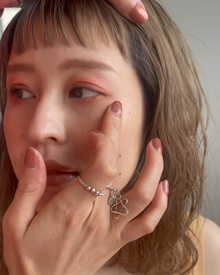 sakincho1028のインスタグラム：「よく聞かれるツヤ肌ハイライトはこんなかんじです。🌼 使ってるのはシャネルのスカルプティング💫✌︎ #メイク#ハイライト#撮影#ヘアメイク」