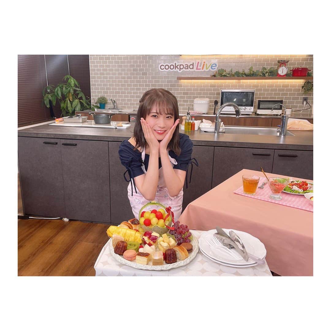 秋元真夏さんのインスタグラム写真 - (秋元真夏Instagram)「.  cookpadliveのみなさんに お祝いしていただきました👨🏻‍🍳🍽  本当に毎回楽しくて 大好きな現場です🤍  温かいスタッフの皆さんも大好き☺️  #cookpadlive」8月24日 18時17分 - manatsu.akimoto_official