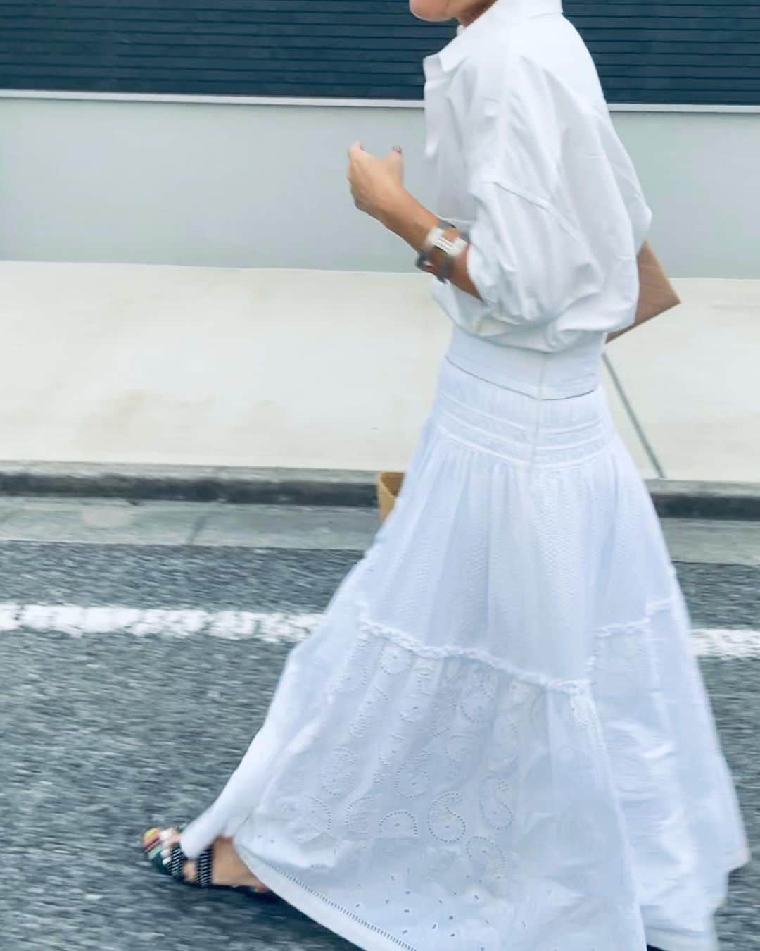 大草直子さんのインスタグラム写真 - (大草直子Instagram)「珍しく白の着こなしで。白は光、自分の気持ちも照らしてくれる。昨年買ったマディソンブルーのシャツと、５年くらい前に手に入れたドゥロワーのスカートを合わせたよ。今日はサワラにスペインの白ワイン。みなさま、素敵な夜を♡ #drawer #madisonblue  #thestorebyc  #chanel #hermes #手の美しいスカートは #裏まで本当に美しく #セールでも高かったけれど #間違いなく買って良かた１枚」8月24日 18時17分 - naokookusa