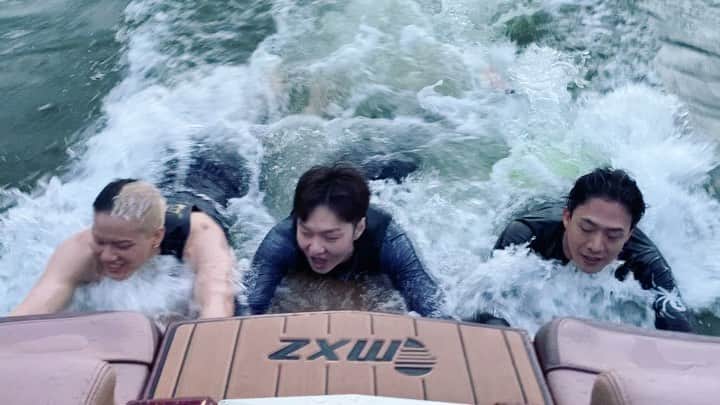 プニエル のインスタグラム：「Playing in the water is the best way to battle summer heat! But we’re getting busy now and by the time we’re free again I think it’ll be cooler. Glad but sad at the same time. Goodbye water and hello shorts/hoodie season soon!   여름에는 물 놀이가 최고!  근데 이제 바빠지고 바쁜 일정 끝나면 날씨 쌀쌀해져있을것같아서 좋은데 아쉽다! 물 잘가~ 안녕 반바지/후디 패션」