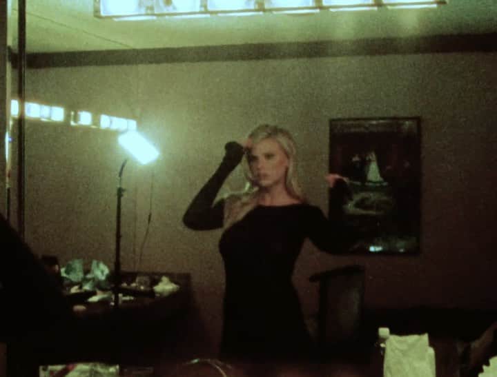 シャーロット・マッキニーのインスタグラム：「some super 8 moments by @alexkjustice 🎥」