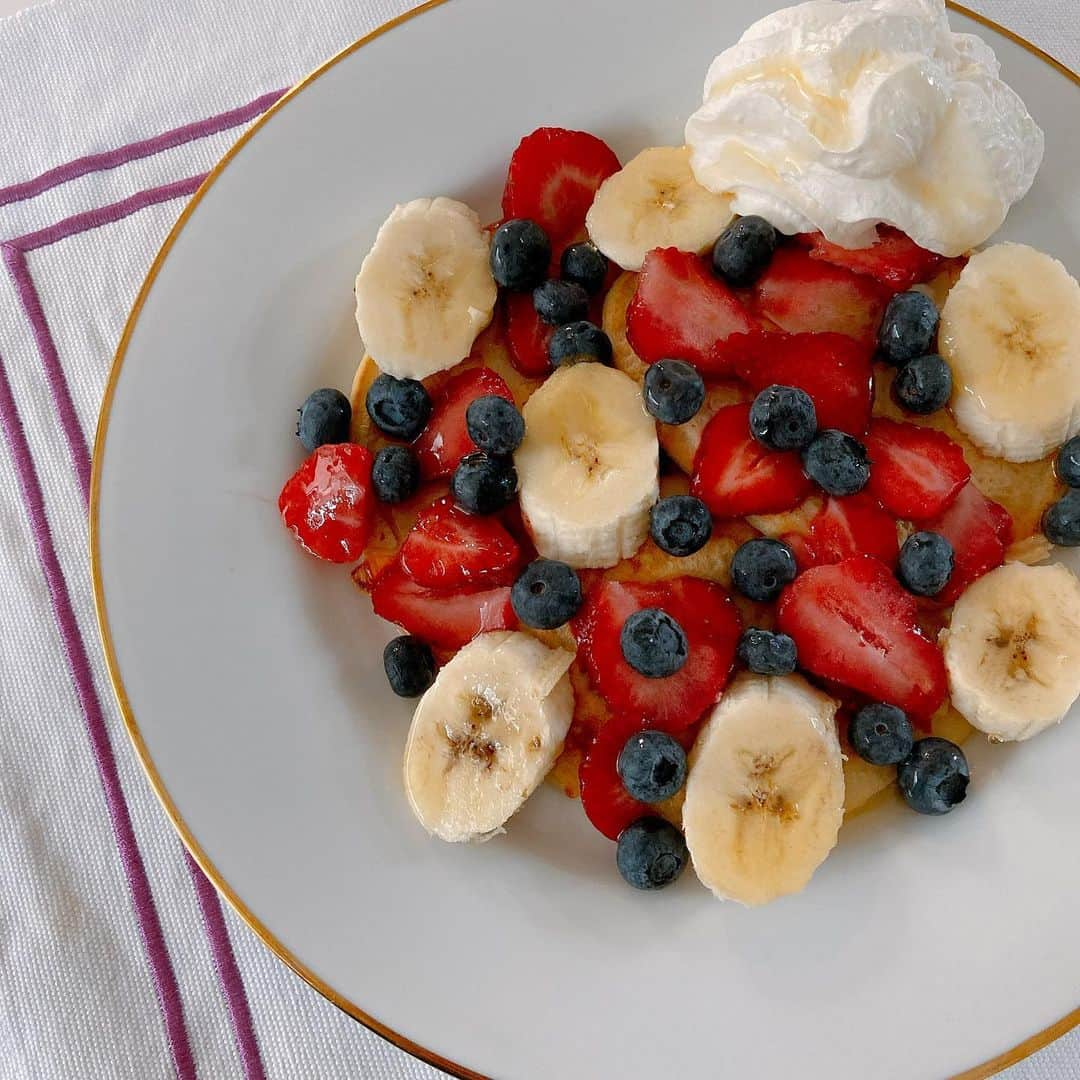 黒木なつみさんのインスタグラム写真 - (黒木なつみInstagram)「⁡ Morning😋🍽🍓🫐🥞🍌💛 ⁡ 米粉で作るパンケーキ大好き♡ フルーツはたっぷりのせて アガベシロップたっぷりかけるの🌵  皆様今日も素敵な1日を♥️💛♥️ ⁡ #morning#pancake #fruit#berries#happy」8月24日 10時13分 - natsumi0086