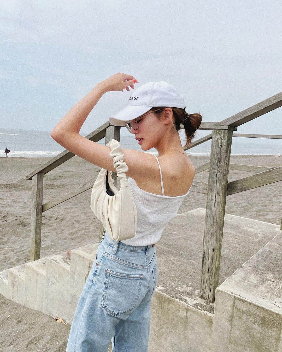 志田友美（ゆうみん）のインスタグラム：「🥥🔆🧡  すっぴんメガネでインスタ登場ははじめてだよ。笑 目の検査があるから眼鏡生活なんだ🥸🍃  ホワイトのバックは何気初めてかも🌼 合わせやすくてすき🥥、」