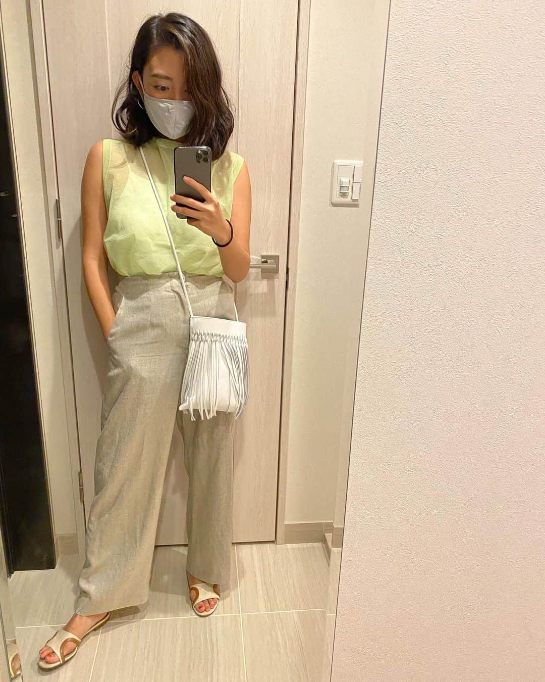 阿部優貴子のインスタグラム：「もう夏が終わりそうな気配なので、 慌てて着れていないトップスを🙋‍♀️🌞  ライムグリーンの発色に 一目惚れしてセールで買ったのに 娘のよだれで汚れてしまうのではないかと 一度も着てなかった😂  👚 @unitedarrows_official  👖 @unitedarrows_official  👡 @pellico_japan  👜 @nomadis  #今日は自治体の離乳食講習会 #手探りな離乳食 #適当すぎて合ってるのか不安 #たくさん質問してこよう #あべゆきmamalife」