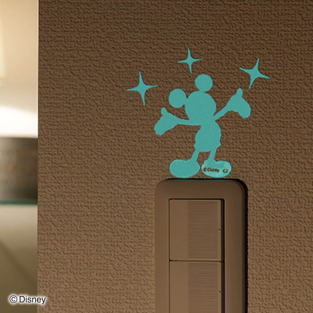 のインスタグラム：「夜が楽しみになるコツをご紹介🌙 真っ暗だったお部屋が、ほんのりと優しい光を放つ「蓄光ミニステッカー」でリラックスできる癒しの空間に♩ デザインは大人気のミッキー、ミニー、プーさんの3種類をご用意しました！  「蓄光ミニステッカー」は光を吸収して暗闇で発光するので、ドアノブやスイッチボックスの近くに貼れば暗闇でもすぐに見つけることができます。 真っ暗なお部屋が苦手なお子さまでも、優しい光を放つ大好きなキャラクターがいれば電気を消すのが楽しみになりますね✨  模様替えにはもちろん、壁のちょっとした傷や汚れなどを隠すのにもぴったり！ 周囲が明るい時は黄みがかった白に近い色。暗い時とはまた違った雰囲気を楽しむことができます。  「蓄光ミニステッカー」で、お部屋をかわいく簡単アレンジしてくださいね。  ■蓄光ミニステッカー　ミッキーマウス　Ａ 価格 198円（税込） ◯詳しくはこちら https://www.cainz.com/g/4549509091745.html  ■蓄光ミニステッカー　ミニーマウス　Ａ 価格 198円（税込） ◯詳しくはこちら https://www.cainz.com/g/4549509091769.html  ■蓄光ミニステッカー　くまのプーさん　Ａ 価格 198円（税込） ◯詳しくはこちら https://www.cainz.com/g/4549509091783.html  ※一部店舗では売価が異なる場合がございます。 ※一部店舗、オンラインショップではお取り扱いがない場合がございます。ご了承ください。 ※商品のデザインや仕様などは予告なく変更になる場合がございます。  ===== ★CAINZ DIY Style「今年も夏休みはDIYを楽しもう！」DIY写真投稿キャンペーン実施中★ 募集期間：2021年8月31日（火）まで 詳しくはコチラ→https://diy-style.cainz.com/instagram.html =====  #cainz #cainzhome #カインズ #カインズホーム #くらしにららら #蓄光 #蓄光シール #蓄光ステッカー #ステッカー #ウォールステッカー #シール #disney #ディズニー #ディズニーグッズ #ミッキー #ミッキーマウス #ミッキーグッズ #ミニー #プーさん #子供部屋 #寝室 #リビング #インテリア #インテリアコーディネート #子どものいる暮らし #おうち時間」