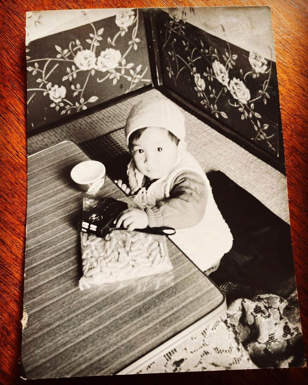 徳永英明のインスタグラム：「#hideaki_tokunaga_official #徳永英明 #おまけ   大変申し訳ありません あの座って靴を履いてる写真は 誕生日の写真でした。  重ね重ね ごめんなさい」