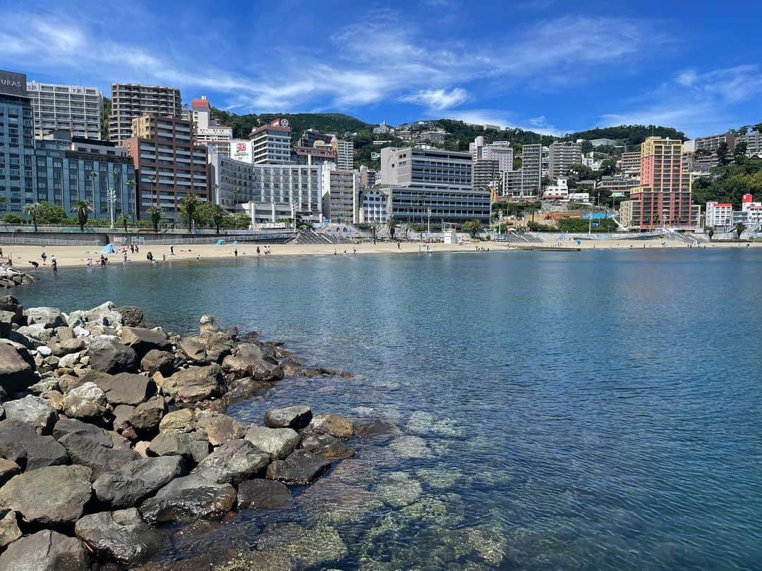 ななぴさんのインスタグラム写真 - (ななぴInstagram)「天気が最高でしたー！！！  先日行ったATAMIせかいえ🌊  どこの宿ですか！？ と問い合わせが多かったので載せておくね😌❤︎  午前中に絶景な部屋風呂、最高でした🌈💕 お食事も素晴らしくおいしかった🥩  最上階のテラスに行くのをすっかり忘れてたので 次回は屋上のテラスも行きたい🥺  じぇしちゃんと旅行初めてだったんだけど 本当に楽しかった💕☺️ありがとう！  @dj_jessy_u   動画の声が低すぎてwww １日目は雨だったけど途中止んで虹が出て 二日目はぴーかん😌❤️ 天気いい日の海最高🌈  #女子旅　#熱海旅行　#熱海　#せかいえ　#atamiせかいえ　#国内旅行　#旅行好き」8月24日 18時57分 - __nanapgram__