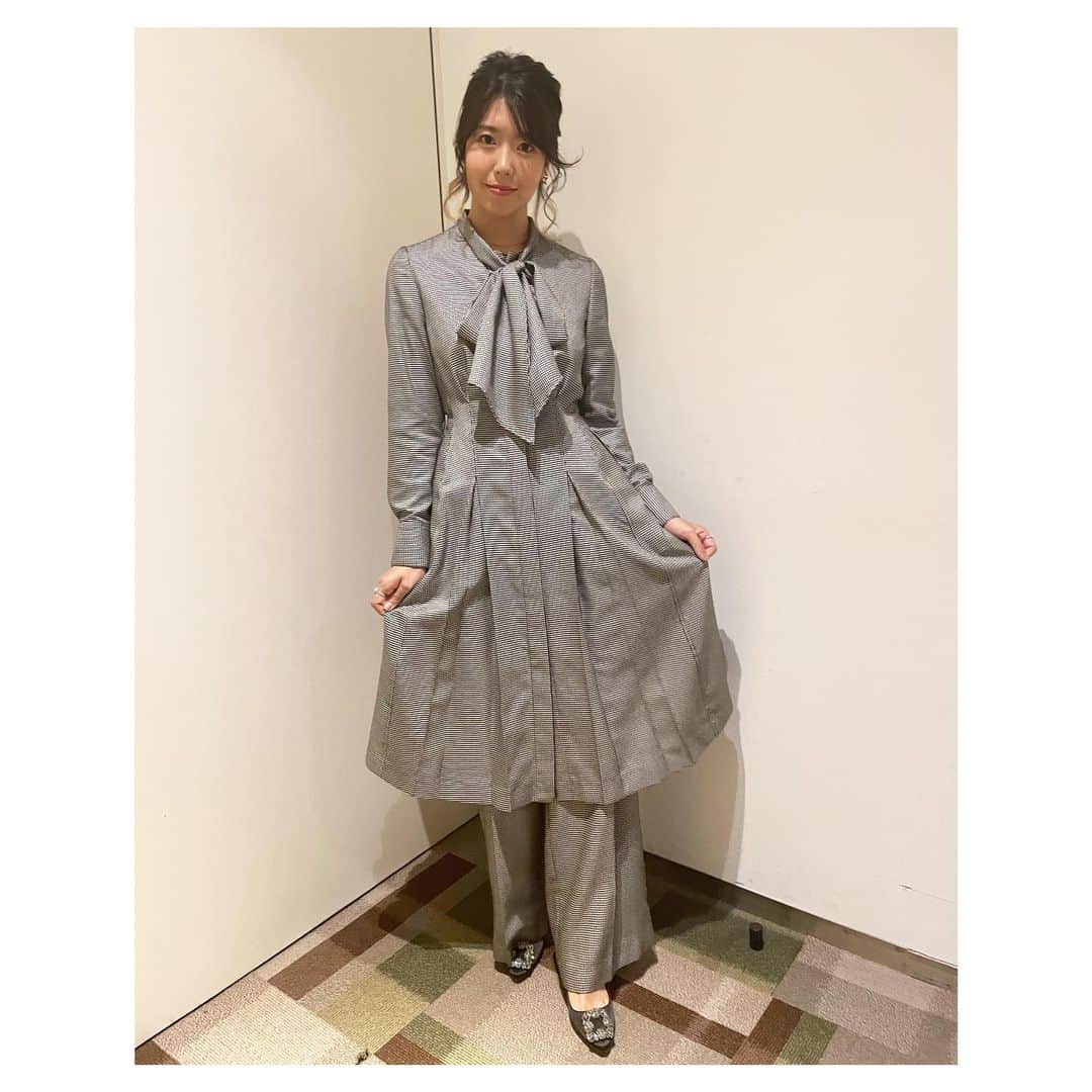 石橋穂乃香のインスタグラム：「📺 明日8月25日(水)21:00〜放送の 今夜くらべてみました @ntv_konkura さんに出演させて頂きました！  是非是非是非見て下さい☺️🙏🌻  相変わらずプロフェッショナルで温かいMCの後藤さん、徳井さん、指原さん、SHELLYさんに今回も沢山笑わせて頂きました〜🤣  そしてゲストの雨宮さん、村上さんも本当に素敵な女性で、お会いできてとっても光栄でした！！💖  スタイリングは @mikuishikawa58  ヘアメイクは @karly_hairmake  と、公私共にお世話になってる友人二人にお願いしました🥰  素敵な魔法をかけてくれて有難う🧙‍♀️💫  setup　@stylings_official jewelry @knowhowjewelry shoes @manoloblahnik  #今夜くらべてみました」