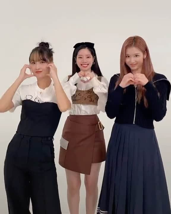 モモのインスタグラム：「♡ [Video] 210824 - TWICE TikTok Update -  #MOMO #트와이스 #모모 #平井もも #もも #TWICE」