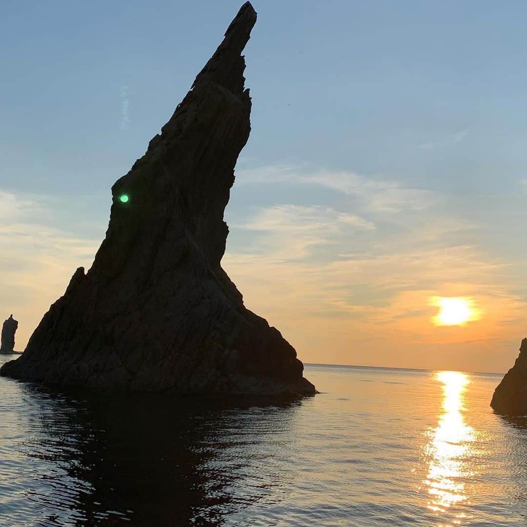 渡辺裕之さんのインスタグラム写真 - (渡辺裕之Instagram)「ハーフタイムツアーズ 一生に一度は訪れてみたい神秘の島「隠岐の島」  ジオパーク隠岐島  奇跡の絶景「ろうそく島」  島後の北西の沖合いに海から約20メートルの高さでそびえ立つ奇岩ローソク島。  先端に夕陽が重なるその瞬間、まるで一本の巨大ローソクにが灯ったような 瞬間。 船上からしか観ることの出来ないロマンチックで感動の一瞬。  天候や海上の状態によって毎回見れるとは限らない。 見事に火が灯ったローソク島は 神々しく  誰もが魅了される 奇跡の絶景。  観れる位置は 太陽とろうそく島と船を 直接で結んだ 一点 しかもその一点に静止するには  高い操船技術が求められる。 佃船長との会話も楽しみのひとつ。 放送は 9月1日 8:00ー8:15 前編 ９月2日 8:00-8:15 後編 お楽しみに！  #隠岐島町  #ろうそく島  #奇跡の絶景  #ろうそく島遊覧船  #感動感動感動  #一生に一度  #感動 #ハーフタイムツアーズ #テレビ東京  #クラブツーリズム  #隠岐観光協会 #隠岐一畑交通  #隠岐の島町   放送は テレビ東京 9月1日8:00〜8:15前編 9月2日8:00〜8:15後編 http://oki-tsurumaru.jp/  https://www.halftime-tours.jp/tour/32393/  s=%E9%9A%A0%E5%B2%90%E3%81%AE%E5%B3%B6  https://www.halftime-tours.jp/?s=%E9%9A%A0%E5%B2%90%E3%81%AE%E5%B3%B6」8月24日 15時13分 - hiroyuki6267