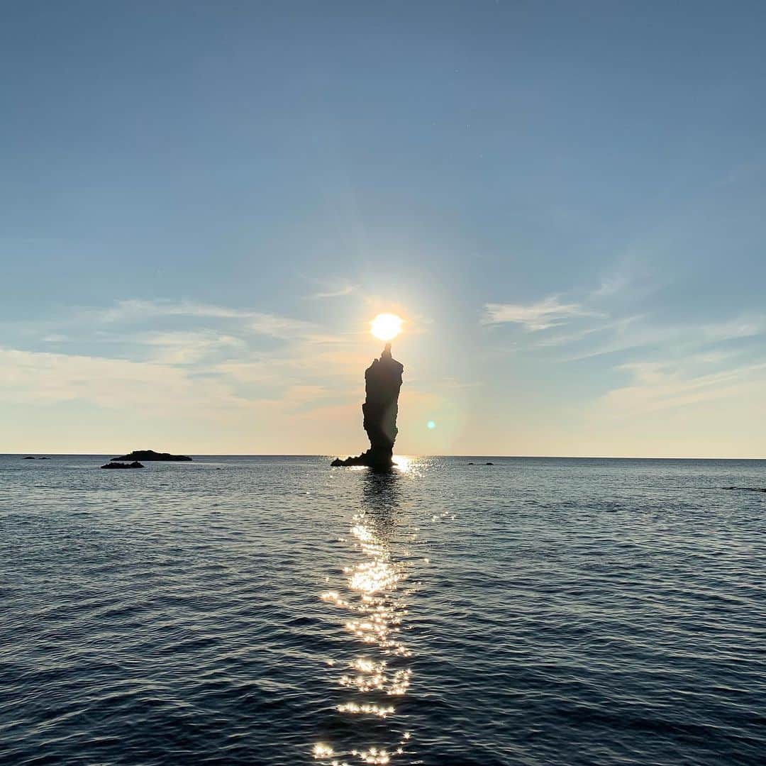 渡辺裕之のインスタグラム：「ハーフタイムツアーズ 一生に一度は訪れてみたい神秘の島「隠岐の島」  ジオパーク隠岐島  奇跡の絶景「ろうそく島」  島後の北西の沖合いに海から約20メートルの高さでそびえ立つ奇岩ローソク島。  先端に夕陽が重なるその瞬間、まるで一本の巨大ローソクにが灯ったような 瞬間。 船上からしか観ることの出来ないロマンチックで感動の一瞬。  天候や海上の状態によって毎回見れるとは限らない。 見事に火が灯ったローソク島は 神々しく  誰もが魅了される 奇跡の絶景。  観れる位置は 太陽とろうそく島と船を 直接で結んだ 一点 しかもその一点に静止するには  高い操船技術が求められる。 佃船長との会話も楽しみのひとつ。 放送は 9月1日 8:00ー8:15 前編 ９月2日 8:00-8:15 後編 お楽しみに！  #隠岐島町  #ろうそく島  #奇跡の絶景  #ろうそく島遊覧船  #感動感動感動  #一生に一度  #感動 #ハーフタイムツアーズ #テレビ東京  #クラブツーリズム  #隠岐観光協会 #隠岐一畑交通  #隠岐の島町   放送は テレビ東京 9月1日8:00〜8:15前編 9月2日8:00〜8:15後編 http://oki-tsurumaru.jp/  https://www.halftime-tours.jp/tour/32393/  s=%E9%9A%A0%E5%B2%90%E3%81%AE%E5%B3%B6  https://www.halftime-tours.jp/?s=%E9%9A%A0%E5%B2%90%E3%81%AE%E5%B3%B6」