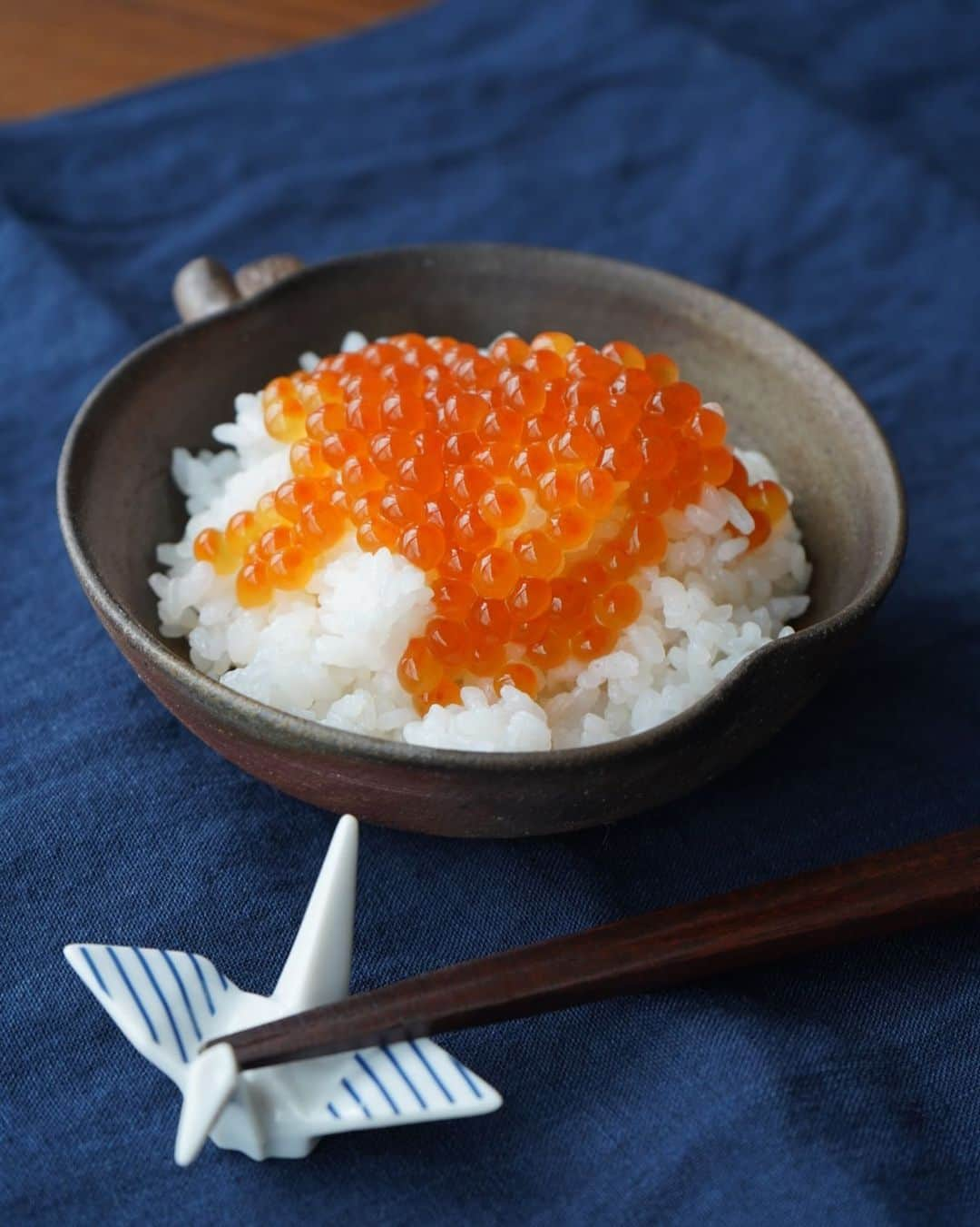 坂元美香さんのインスタグラム写真 - (坂元美香Instagram)「ミニいくら丼  昨日作った自家製いくら醤油漬け。 無加工無修正の写真でこの鮮やかさ。 ツヤツヤです✨  生筋子がお店に並びだすと 秋の訪れを感じます🍁 これから美味しいものが豊富な季節！ 楽しみが増える〜✨  次に筋子見かけたら 今度は塩漬けを作ろう。  遅いお昼ごはんを食べながら さっき撮ったブルーインパルスの写真と動画を チェックしてます…  あー興奮した😆 予行練習で航路をチェックしておいて 本当に正解だった。  #坂元ごはん #いくら醤油漬け #いくら丼 #津軽金山焼」8月24日 15時23分 - mika_saka