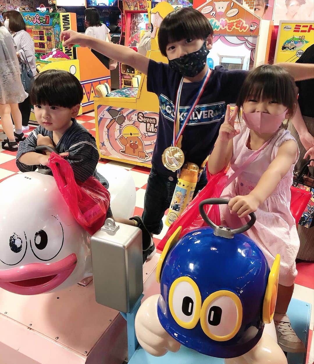 のインスタグラム：「. 久しぶりの更新！！！笑 みなさん元気にしてますか🥰？ 長い夏休みもなんだかんだ 残りわずか…🌞🎐꙳⋆ 家族はもちろん実家でも楽しい思い出が作れて 子供達も満足していてなにより🥰両親にも感謝.ᐟ♡ 大人達は子供達の為に 今日はなにしようか考える毎日。笑 残りわずかの夏休み楽しもうね🤍 #夏休み #夏休みの過ごし方  #3人育児 #3人兄弟 #思い出作り」