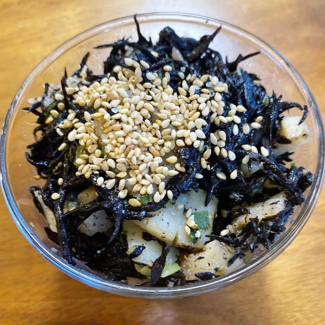 西山茉希さんのインスタグラム写真 - (西山茉希Instagram)「北海道からの幸せ旨味便。 @kitauroko1965   #絶品蟹 #むき身 #新海水産 #塩水雲丹  店主は何もしない方がいい。  #西山食堂 #蟹食べnight #大人はダブル #チビーズ素麺と共に #夏の御馳走 #🌈🙏🌈  猿払のホタテで作っただしドレひじきは、 リピート決定。 次は炊き込みご飯にしてみよーっと。」8月24日 15時47分 - maki.nshiyama50