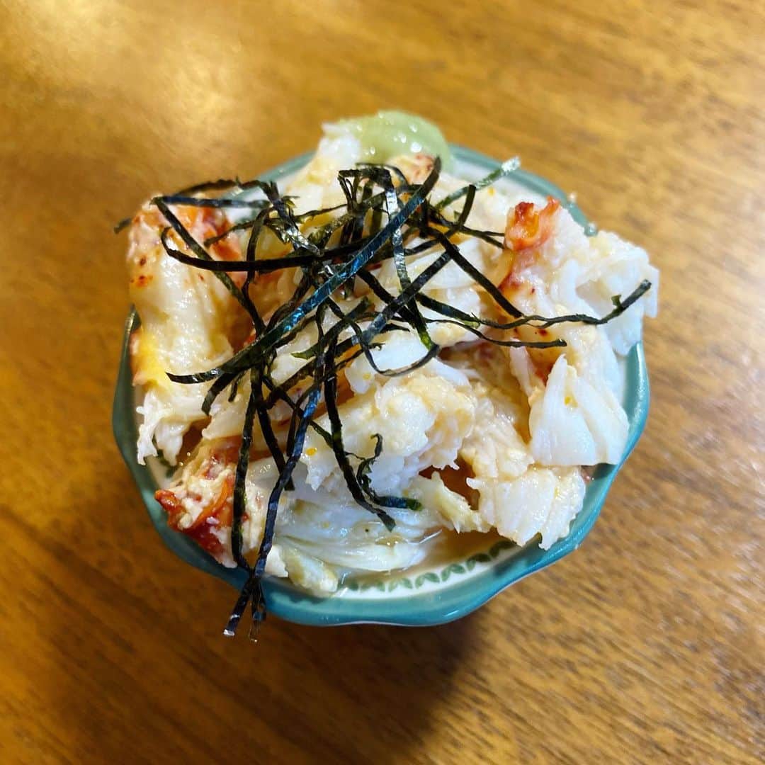 西山茉希さんのインスタグラム写真 - (西山茉希Instagram)「北海道からの幸せ旨味便。 @kitauroko1965   #絶品蟹 #むき身 #新海水産 #塩水雲丹  店主は何もしない方がいい。  #西山食堂 #蟹食べnight #大人はダブル #チビーズ素麺と共に #夏の御馳走 #🌈🙏🌈  猿払のホタテで作っただしドレひじきは、 リピート決定。 次は炊き込みご飯にしてみよーっと。」8月24日 15時47分 - maki.nshiyama50