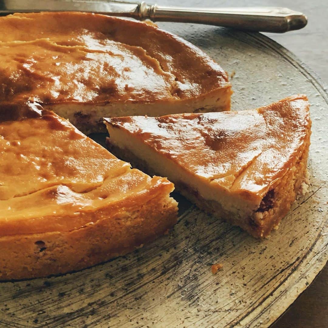 樹神さんのインスタグラム写真 - (樹神Instagram)「ボトムに結構シナモンをきかせて、ドライのラズベリーはメインにならない程度にパラパラ。  昨晩、冷蔵庫事情で急に焼くことになったけど、簡素なこういうチーズケーキ好き。  #チーズケーキ #cheesecake #rasberry」8月24日 16時04分 - kotamaofficial