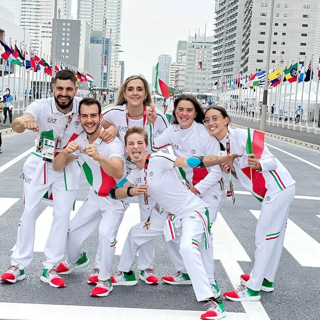 ベアトリーチェ・ヴィオのインスタグラム：「#fly2tokyo team pronto per la cerimonia di apertura di #Tokyo2020! Manca solo la bandiera 🇮🇹… se la sarà mica fregata @federicomorlacchi ?! 🤔😲🤣 . . #Paralympics #Paralimpiadi #art4sporteam #art4sport #ItaliaTeam」