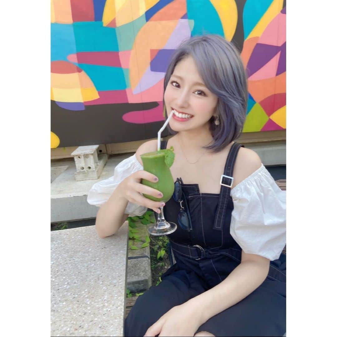 松木星良のインスタグラム：「テラスうれしいねえ！  #tokyo #cafe #terrace #openair #smoothie #sunshinetherapy #arvo #yumyum #unselfie #あおくさーいスムージーがすきや #アサイーボウル毎日食べたいや #南国のフルーツが好きや #パイナップルにしか課金しないんやないか #パイナップル剥き選手権があったら出場したい #サングラス #レンズは青推し #暑い夏に涼しく感じるからね #お家出る時に氷を一個口に入れて出ると #駅まで汗かかないらしいよ #それはさ汗が通常の人のやーつですじゃん #松木の汗をみてよ #メイクさん泣かせ #大人になってから冬が好きだね #みんないつもタグ読んでくれてるのかな #いつも関係ない話しちゃうのね #あちいね」