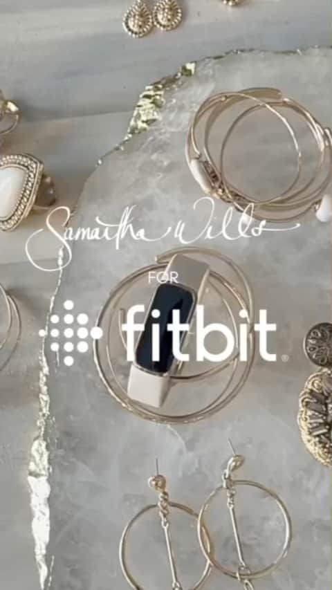 サマンサウィルスのインスタグラム：「With the current climate and work from home measure in place, having a structure around how we can best nurture not only our physical, but also our mental health is so important.     I have teamed up with @fitbitanz to share how I use my Fitbit to best support a health and wellbeing structure.   Wearing the #Fitbitluxe truly feels like having a little virtual assistant that has your best interest at heart, especially when it gently nudges you to take a moment for movement or mindfulness.   #stylemeetssubstance #ad  Sending so much love to everyone at this time xx」