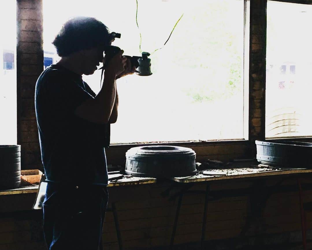 澤田友美のインスタグラム：「常に自分と向き合い、自分を持ち 勇気を諦めず本気で生き続けている人間の真剣な横顔を見れたとき、ものすごく美しいなとその魂にひきこまれるように時間がとまって目に焼き付く。 今日は、この人によって1人の青年が自分の勇気ある行動によって予想にもなかったであろう知らない世界を経験し引き寄せた。 その瞬間をカメラでとらえている横顔も、また新しかった。 出逢い、縁、タイミングすべては意味があるんだろうなぁ。 勇気を持ち続けていたいなと思った。自分を諦めないでいたいな🍀 素晴らしい１日だった🥰 ARIGTO☺︎ @yuyatakahashi.monster  #yuyatakahashi」