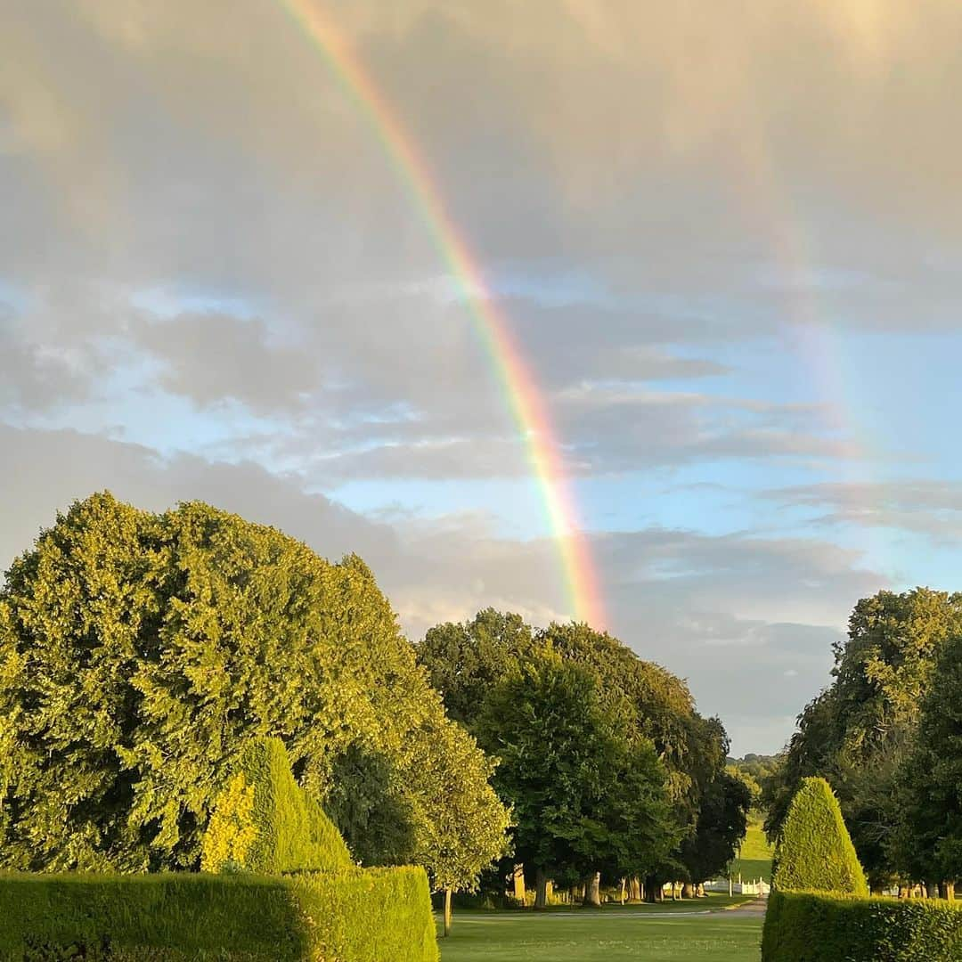 ピート・タウンゼントさんのインスタグラム写真 - (ピート・タウンゼントInstagram)「Full Moon. Rainbow. Always a sign. Charlie Watts wept at Keith Moon’s funeral. I wish I was capable of such tears today. Instead I just want to say goodbye. Not a rock drummer, a jazz drummer really, and that’s why the Stones swung like the Basie band!! Such a lovely man. God bless his wife and daughter, and I’ll bet the horses will miss him too.」8月25日 3時56分 - yaggerdang