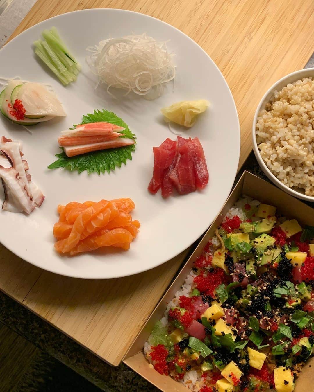 テイラー・ペンバートンのインスタグラム：「Handrolls at home 😋」