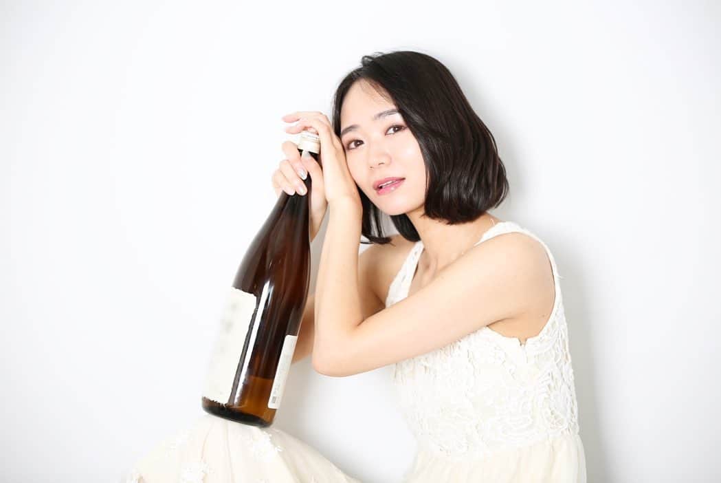 緑川静香さんのインスタグラム写真 - (緑川静香Instagram)「日本酒グラビア、ラストです。笑🍶❤️  #しーたん日本酒録 #日本酒女子 #sake #sakebottle #無加工  #一升瓶と私 #一升瓶を抱く女 #ねぇ、一緒に飲も？ #ふへへへ #どないやねん笑」8月24日 19時22分 - midorikawa_shizuka