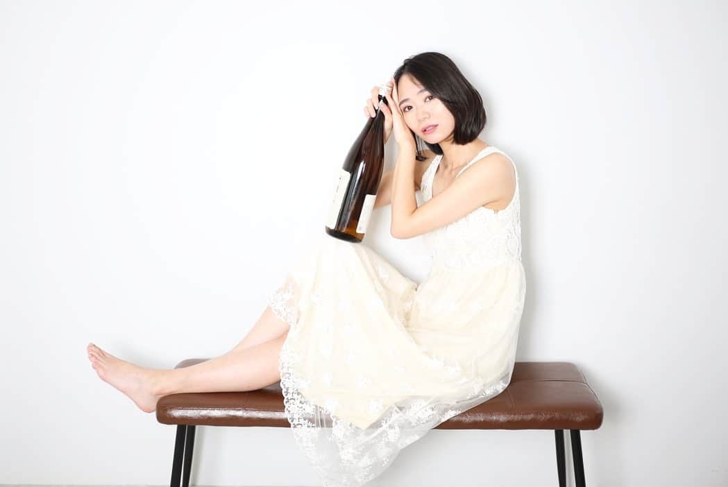 緑川静香さんのインスタグラム写真 - (緑川静香Instagram)「日本酒グラビア、ラストです。笑🍶❤️  #しーたん日本酒録 #日本酒女子 #sake #sakebottle #無加工  #一升瓶と私 #一升瓶を抱く女 #ねぇ、一緒に飲も？ #ふへへへ #どないやねん笑」8月24日 19時22分 - midorikawa_shizuka